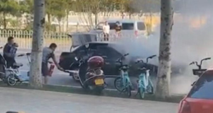 轎車起火 快遞小哥嫻熟滅火后默默離開