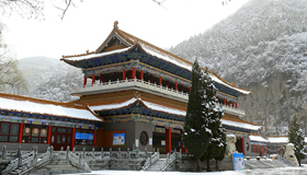 雪覆山川 藏山著銀裝