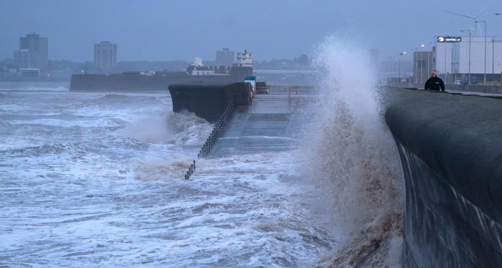 英國部分地區(qū)遭遇風暴天氣