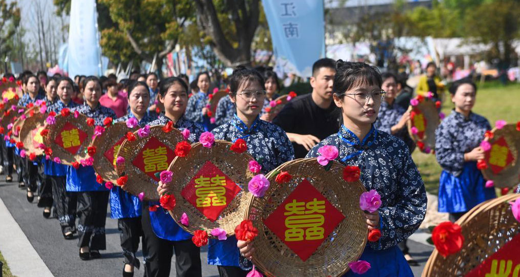 江南水鄉(xiāng)舉辦春季傳統(tǒng)蠶花節(jié)