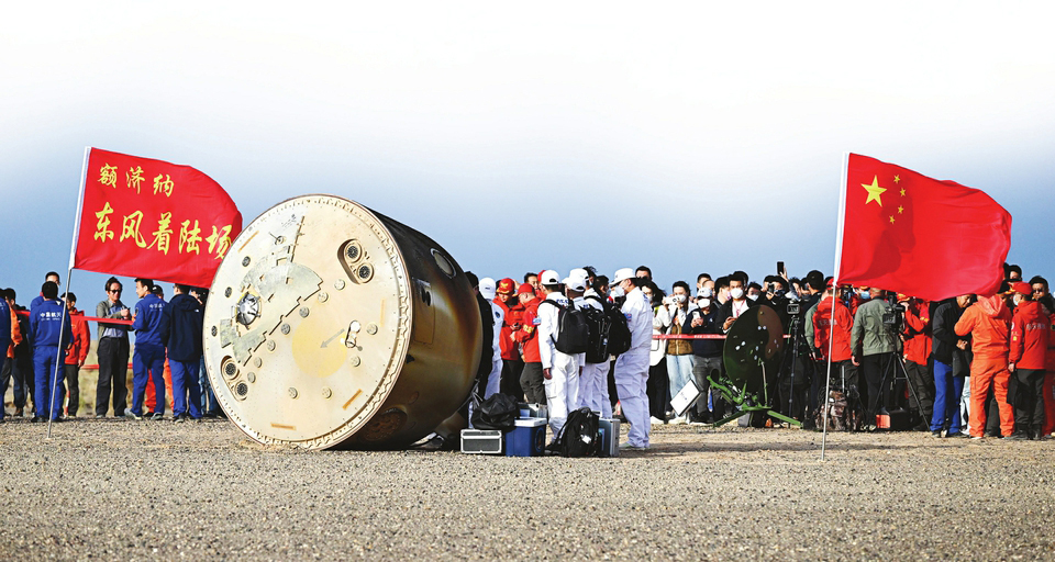 東風披晨霞 天際迎歸舟