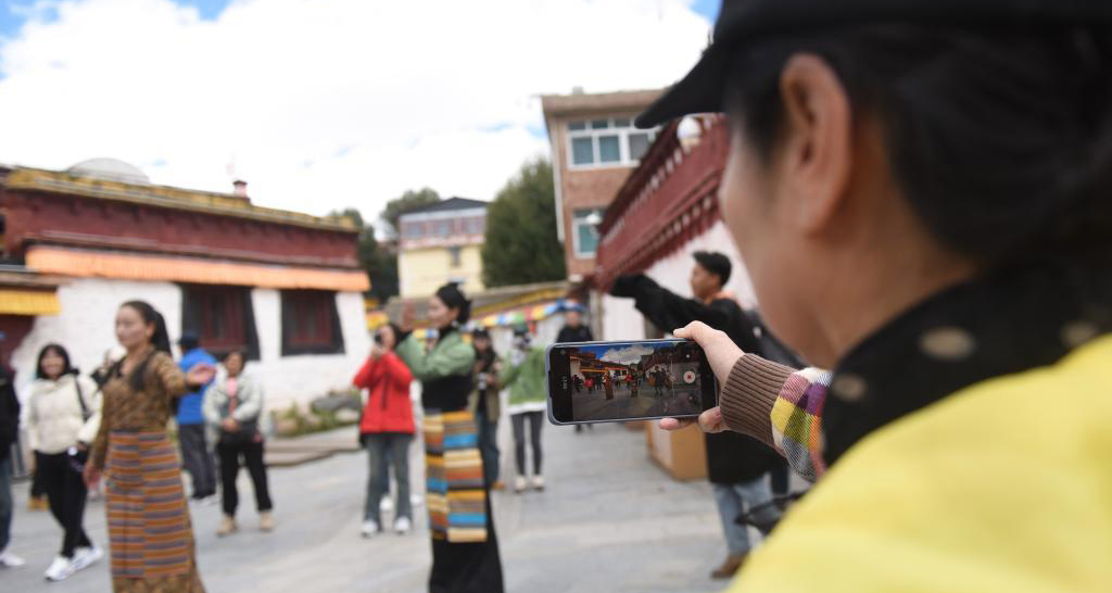 傳承藏地文化 發(fā)展民俗旅游