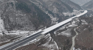 秦嶺山間筑路忙