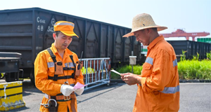 鐵路調車員堅守崗位保障暑運